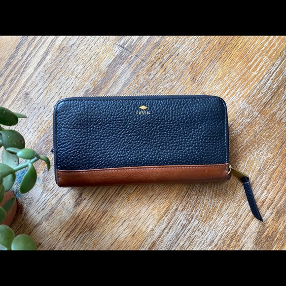 Fossil Zip Around Wallet (Matching tote available) - Picture 2 of 7